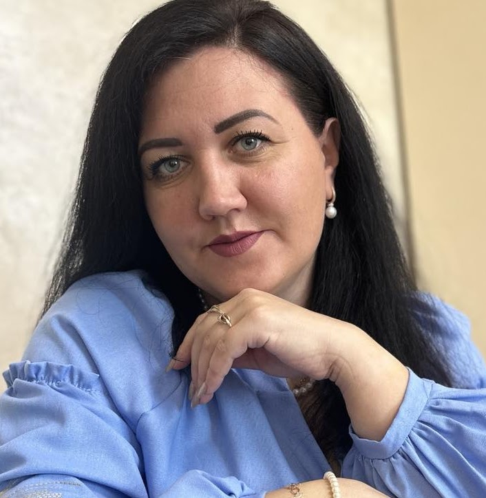 Стельмах Ірина Миколаївна : методистка лабораторії методичного забезпечення, викладачка кафедри педагогіки й андрагогіки.